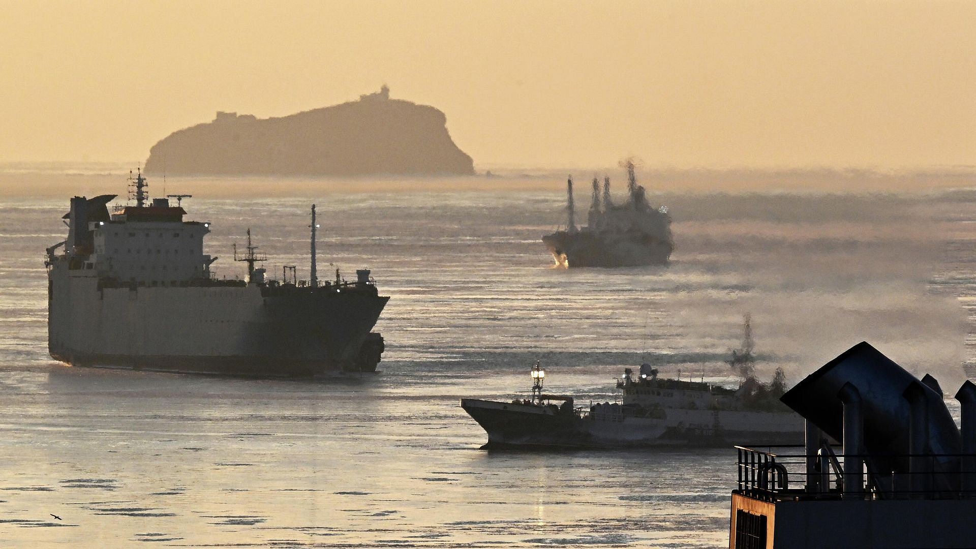 Морские суда попросили помочь в поисках пропавшего в Приморье вертолета
