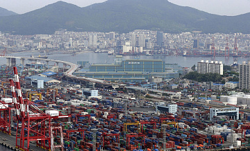 Экипаж загоревшегося в Японском море судна доставили в Пусан