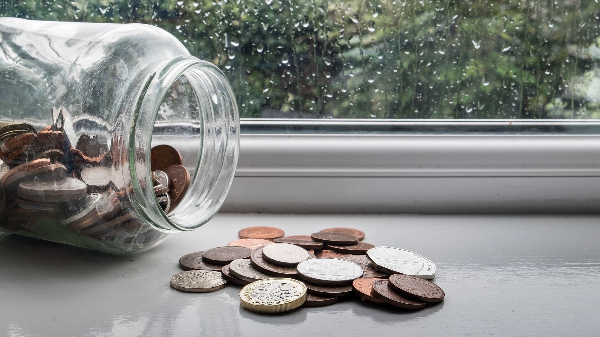 Опрос показал, сколько россияне откладывают на будущее