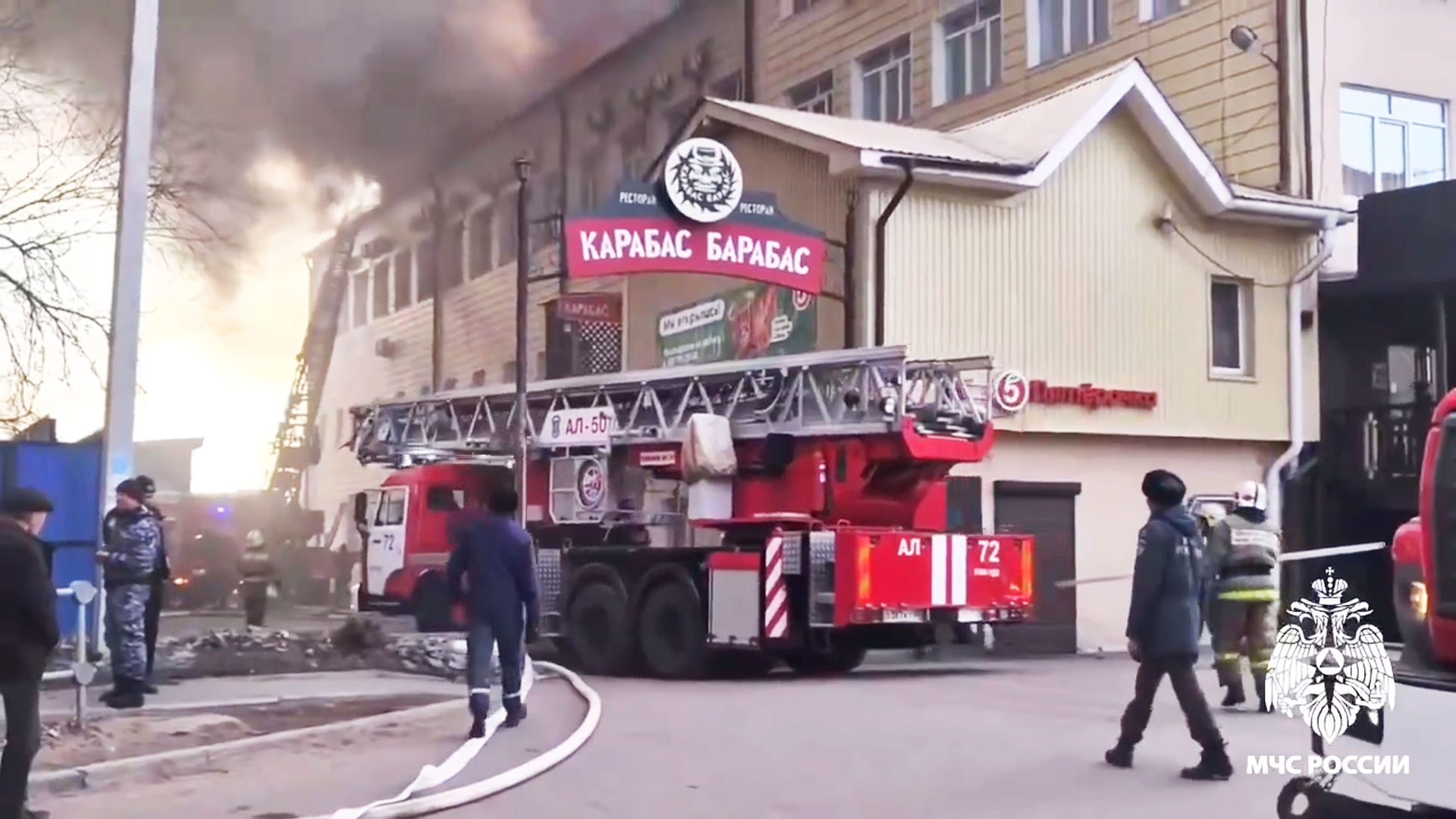 В Улан-Удэ локализовали пожар в здании с магазинами и ресторанами