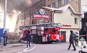 В Улан-Удэ локализовали пожар в здании с магазинами и ресторанами