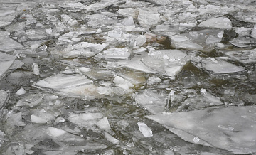 В Тамбовской области украинский БПЛА упал на лед водоема и взорвался