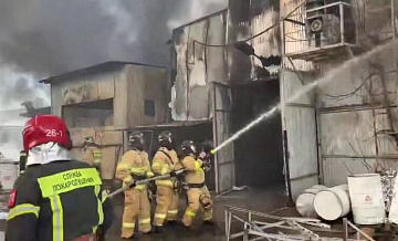 В Уфе потушили пожар в цехе по производству лодок