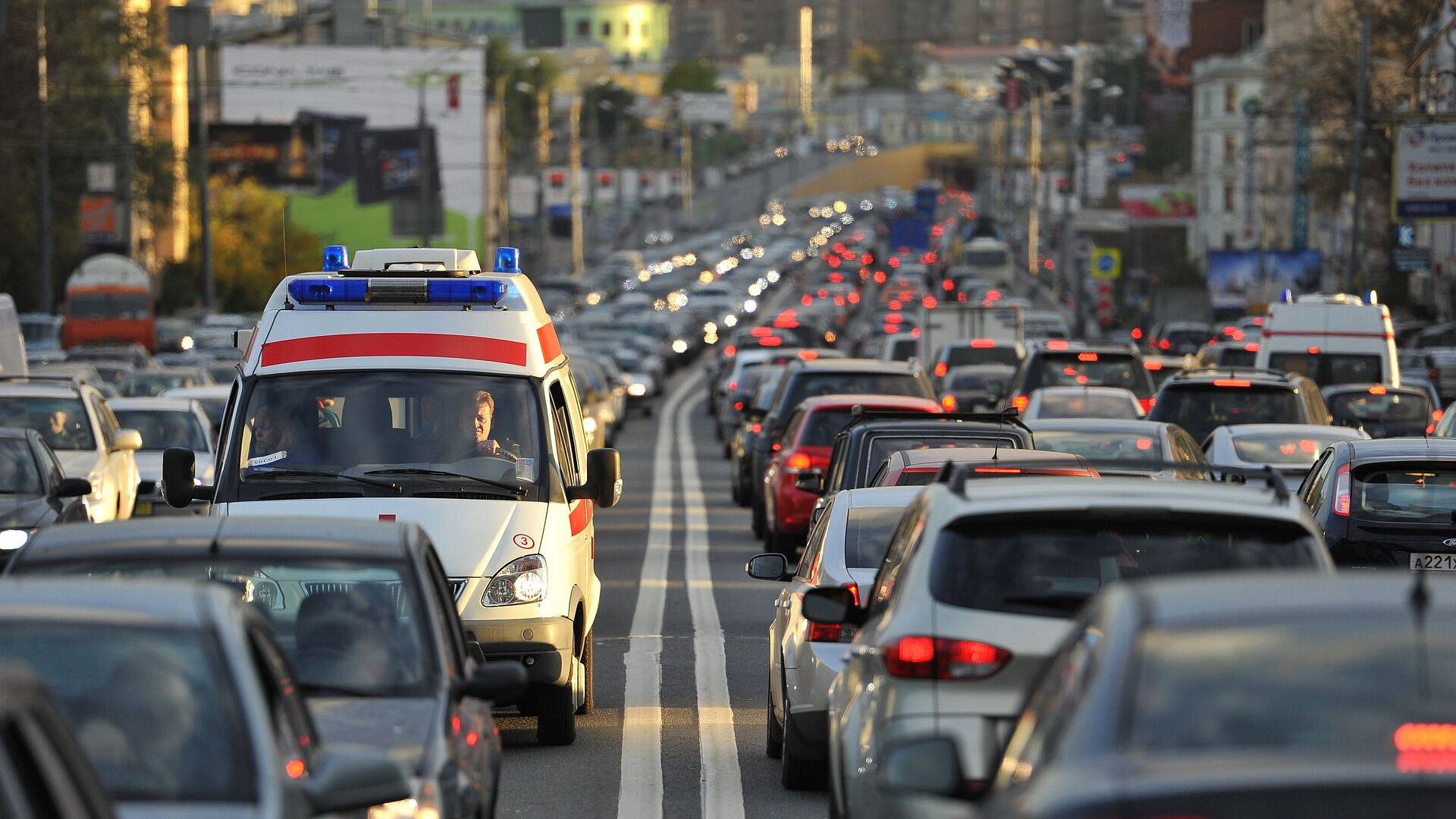 Водителей призвали быть внимательными в жару в Москве