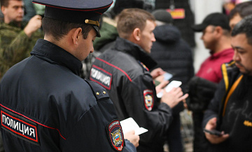 Миграционный рейд прошел на базе "Перекрестка" в Петербурге