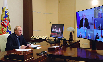 Путин комбинирует работу по ВКС и личную форму общения, рассказал Песков