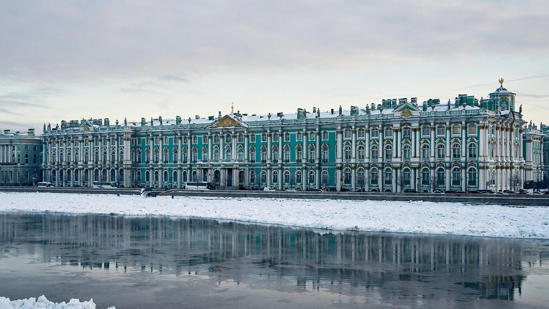 В Эрмитаже эвакуировали посетителей после сообщения о минировании