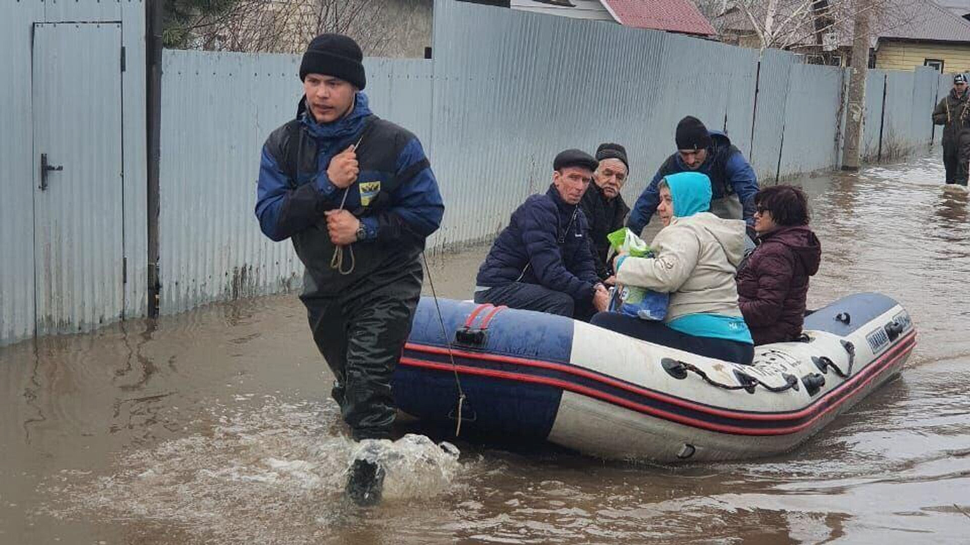 В Оренбурге остается подтоплено около двух тысяч домов