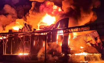 На складе, загоревшемся в Москве, обрушилась кровля