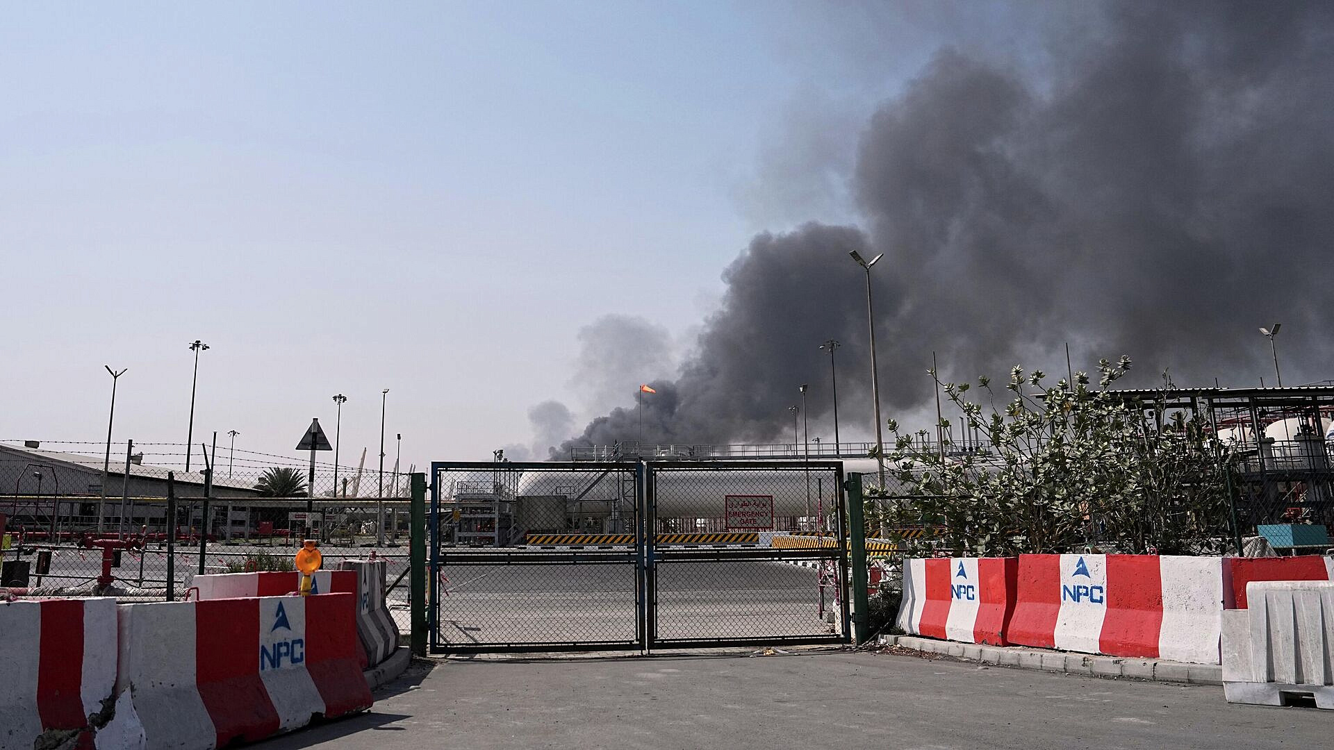 В Дубае многие туристы продолжают отдыхать у бассейнов, несмотря на взрывы