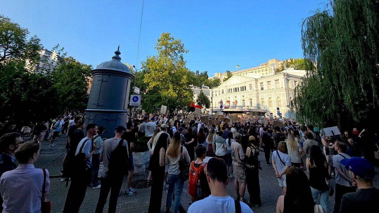 Протесты против отставки министра обороны Украины могут стать бессрочными