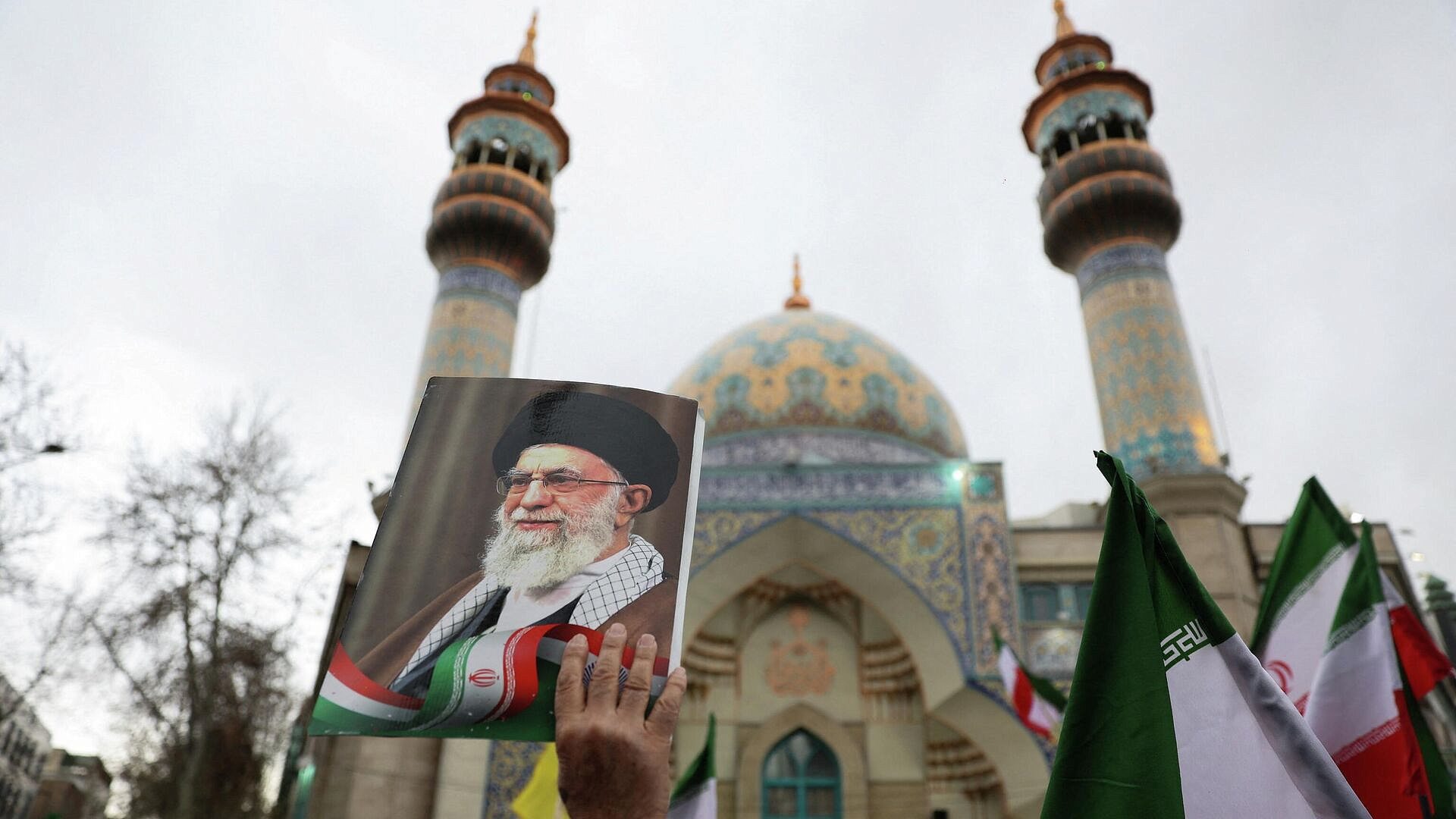 СМИ: скорбящие о погибшем Али Хаменеи иранцы движутся к центру Тегерана