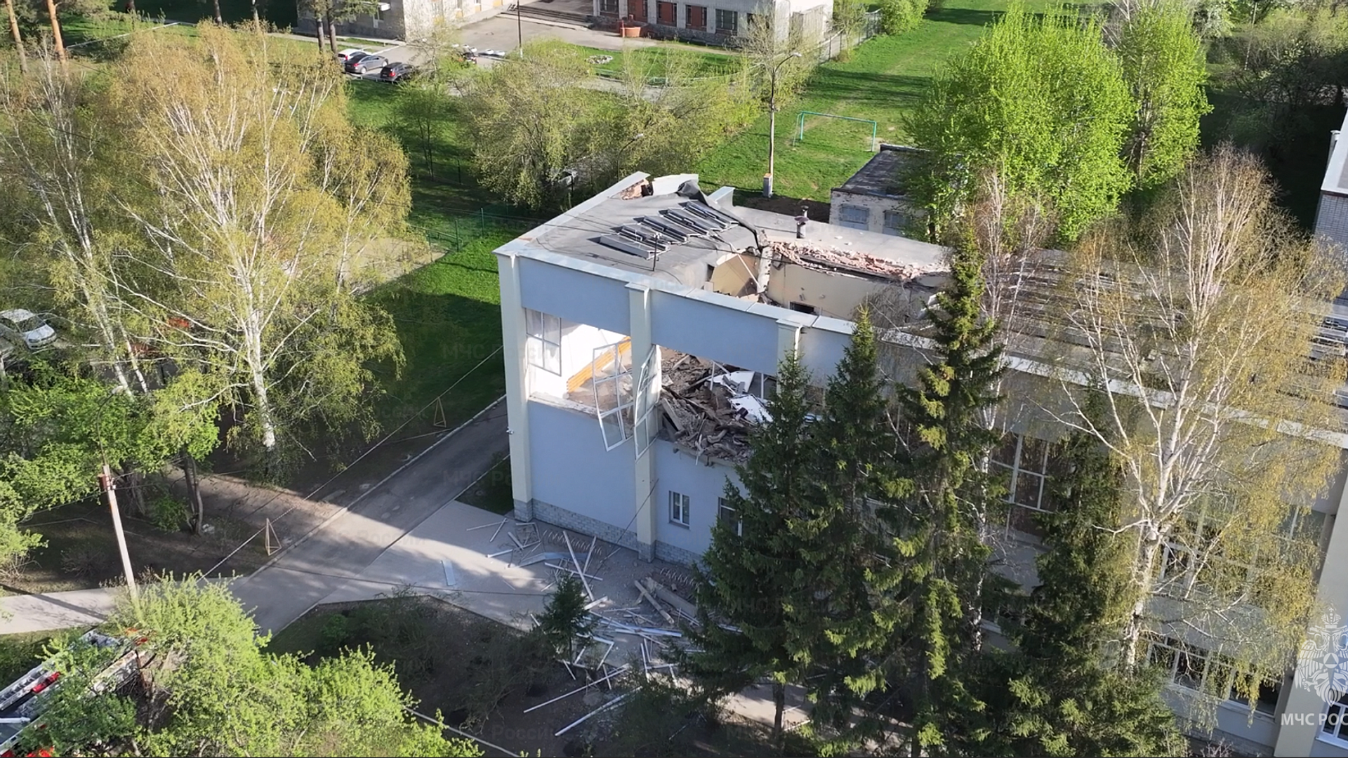 В Екатеринбурге оцепили территорию колледжа, где обрушилась кровля