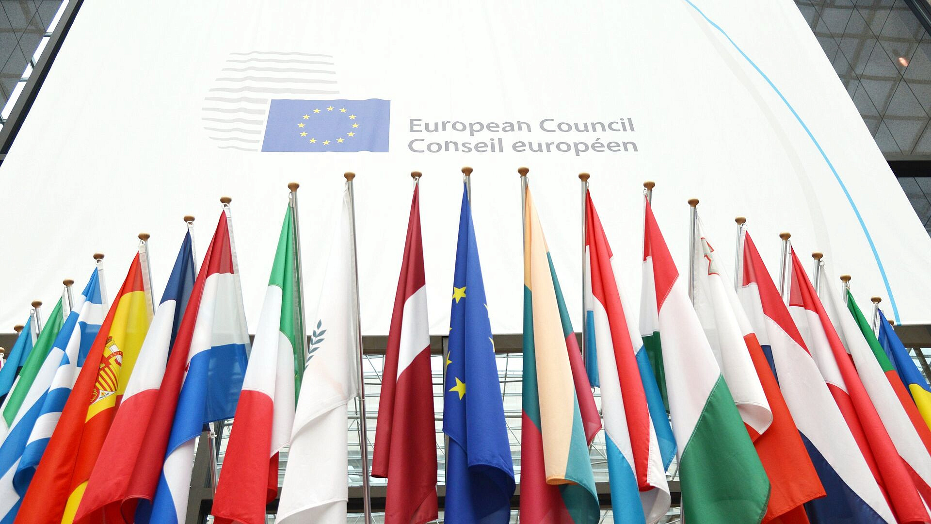 ЕС может в июне начать переговоры с Украиной по членству, сообщили в ЕК