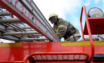 В Ярославле пожарные спасли ребенка с подоконника горящей квартиры