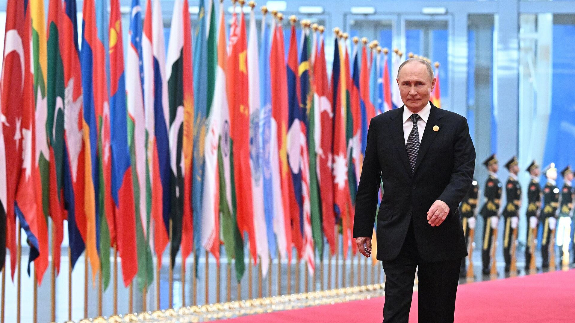 Отношение к Путину на мировой арене изменилось, пишет NYT