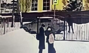 Найденную школьницу из тюменского села вернули в семью