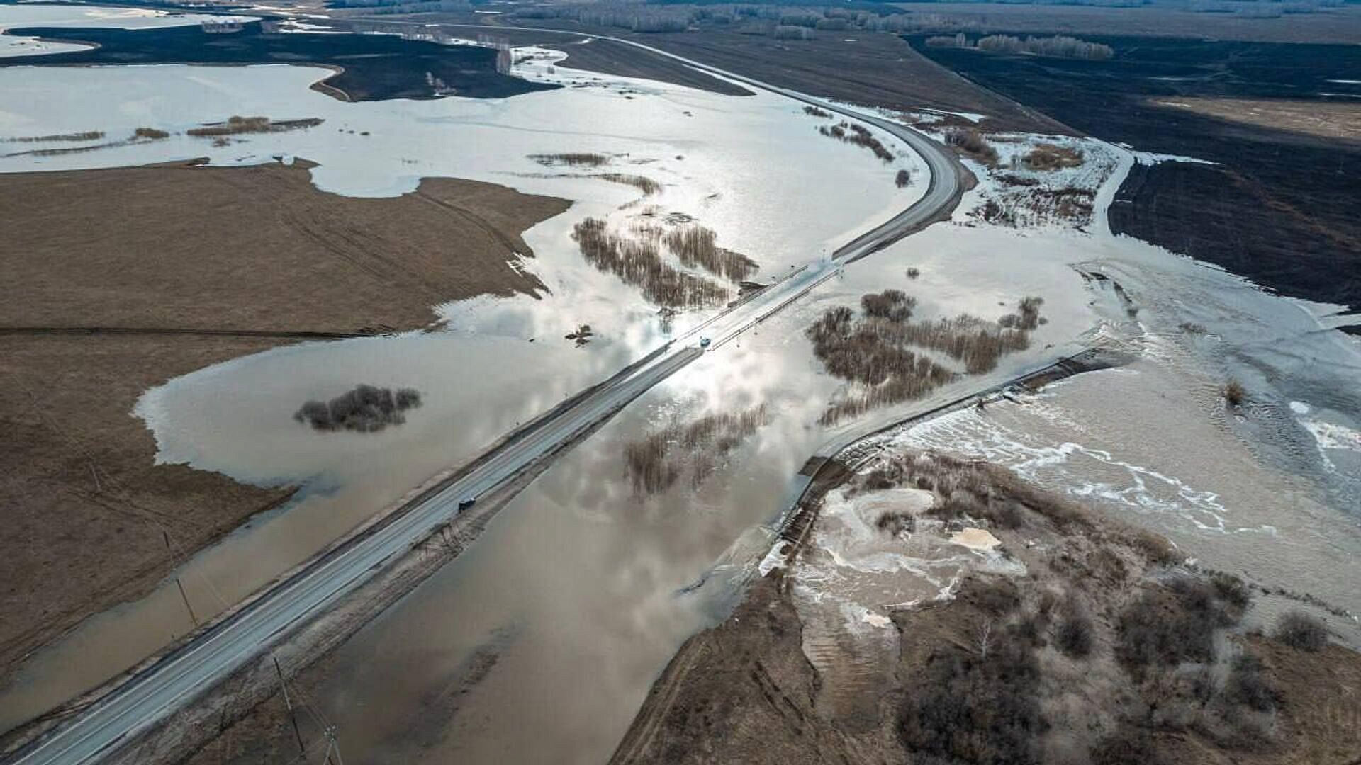 Воду из колонок и водопровода из реки Ишим признали непригодной для питья