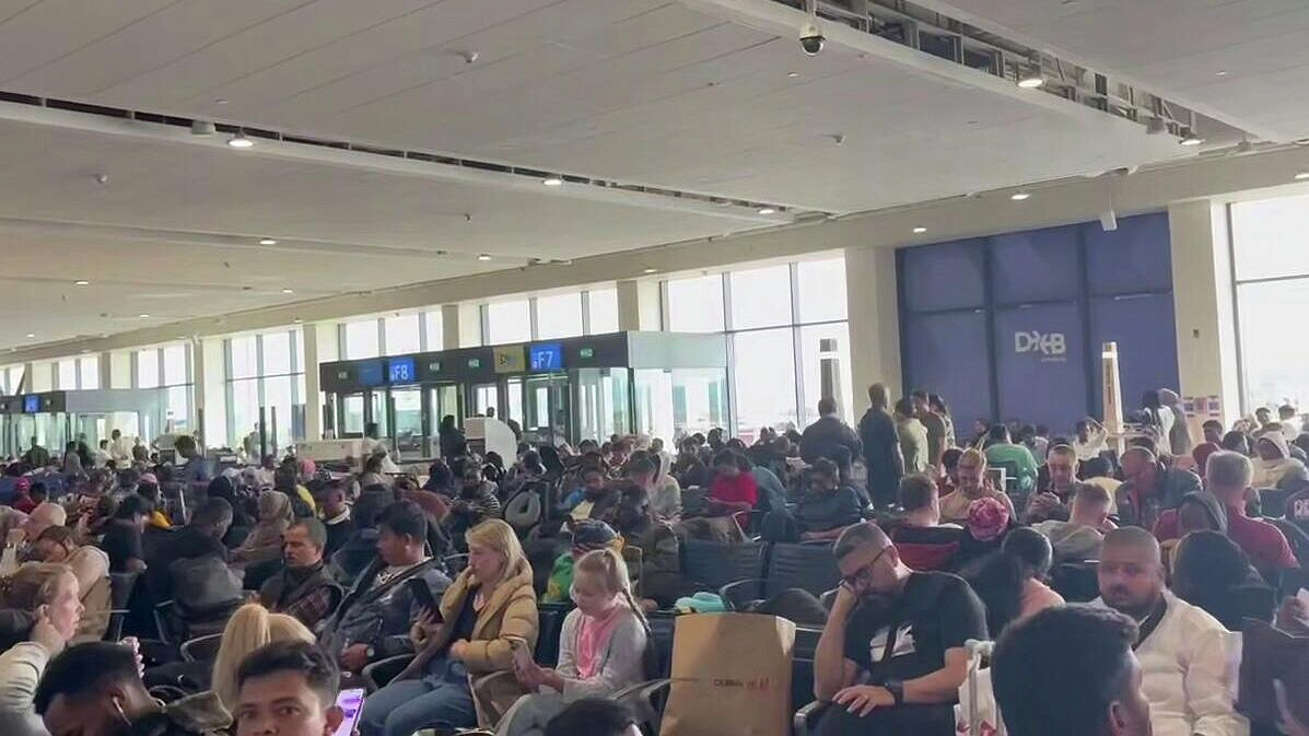 Из-за обстрела аэропорта Дубая пострадали четыре человека