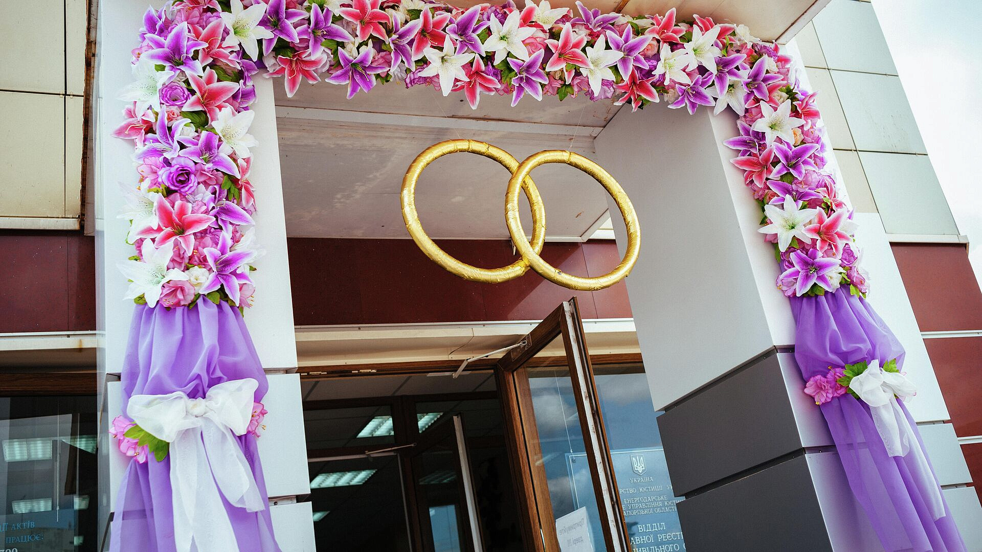 Мигрантам из реестра контролируемых лиц запретят браки в России