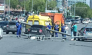 Жительнице Тюмени сделали предложение после падения столба на ее машину