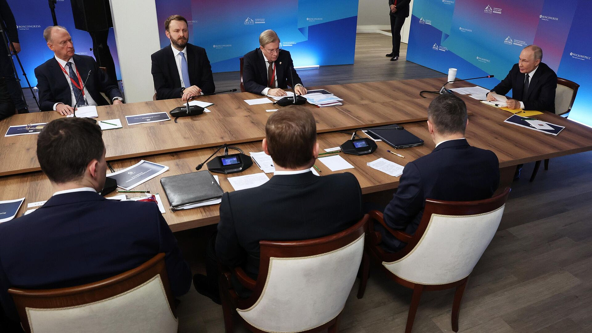 Россия открыта для кооперации по торгфлоту в Арктике, заявил Путин