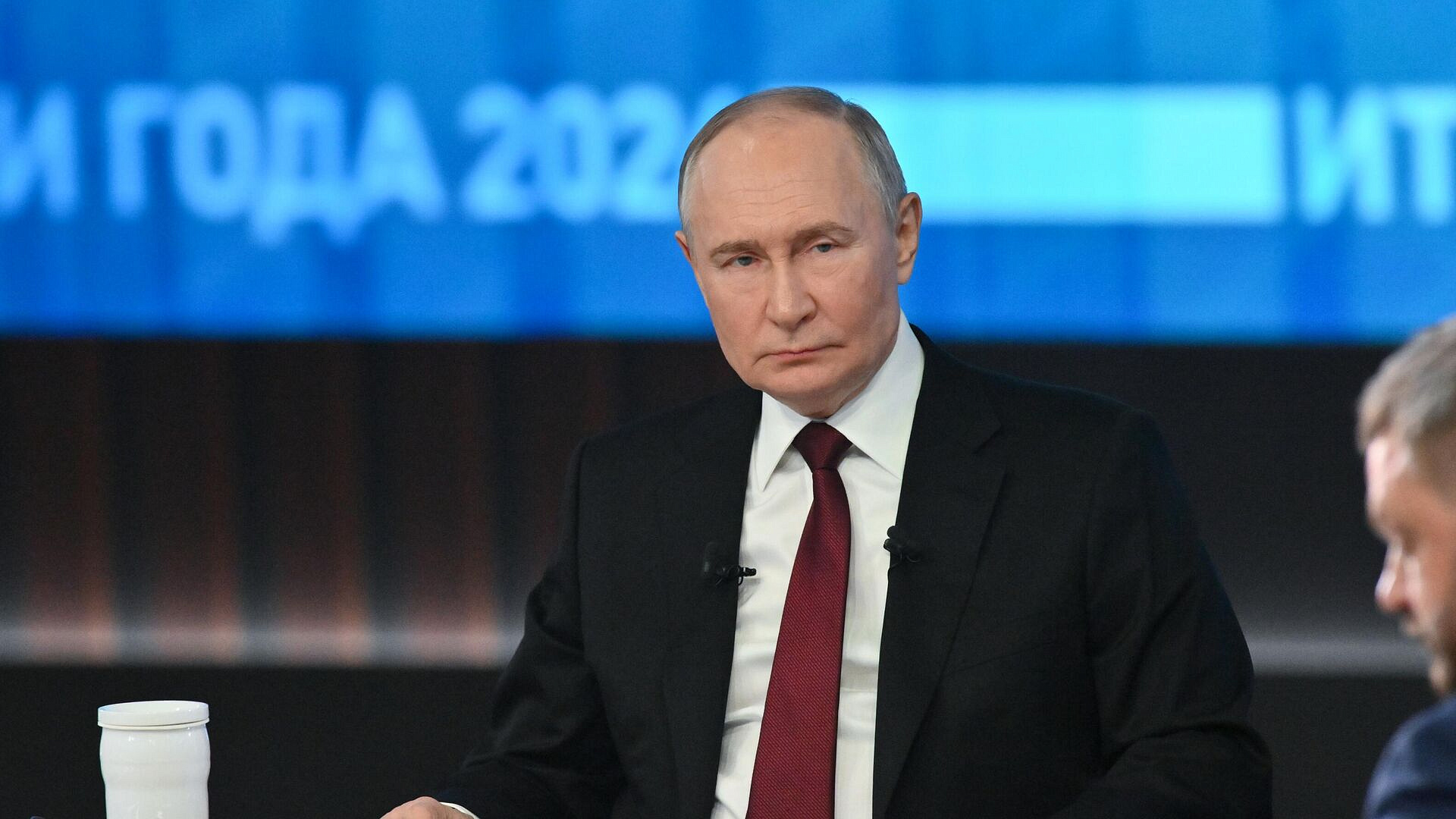 Путин подписал закон о наказании иностранцев за помощь противникам России