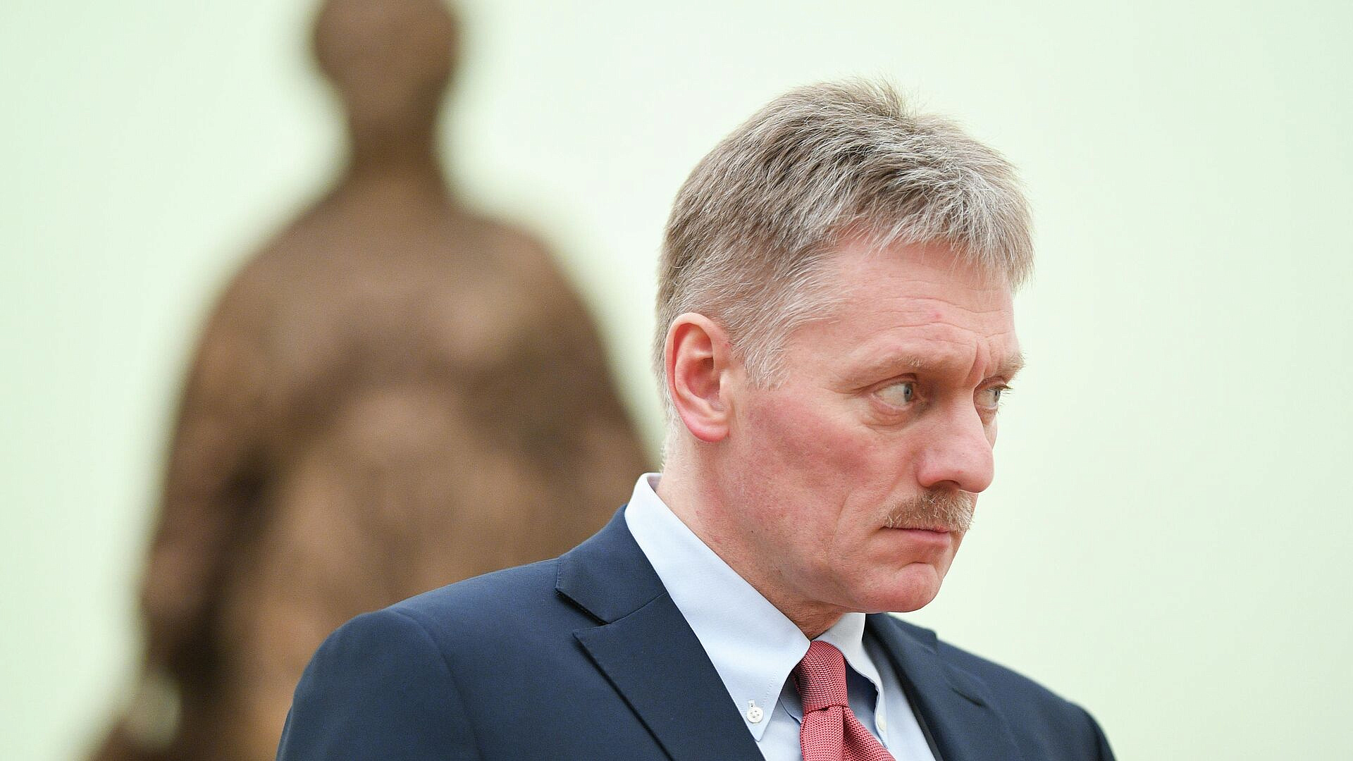 Песков не будет передавать Путину слова Звягинцева о СВО
