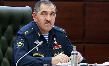 Замминистра обороны наградил псковских десантников орденами