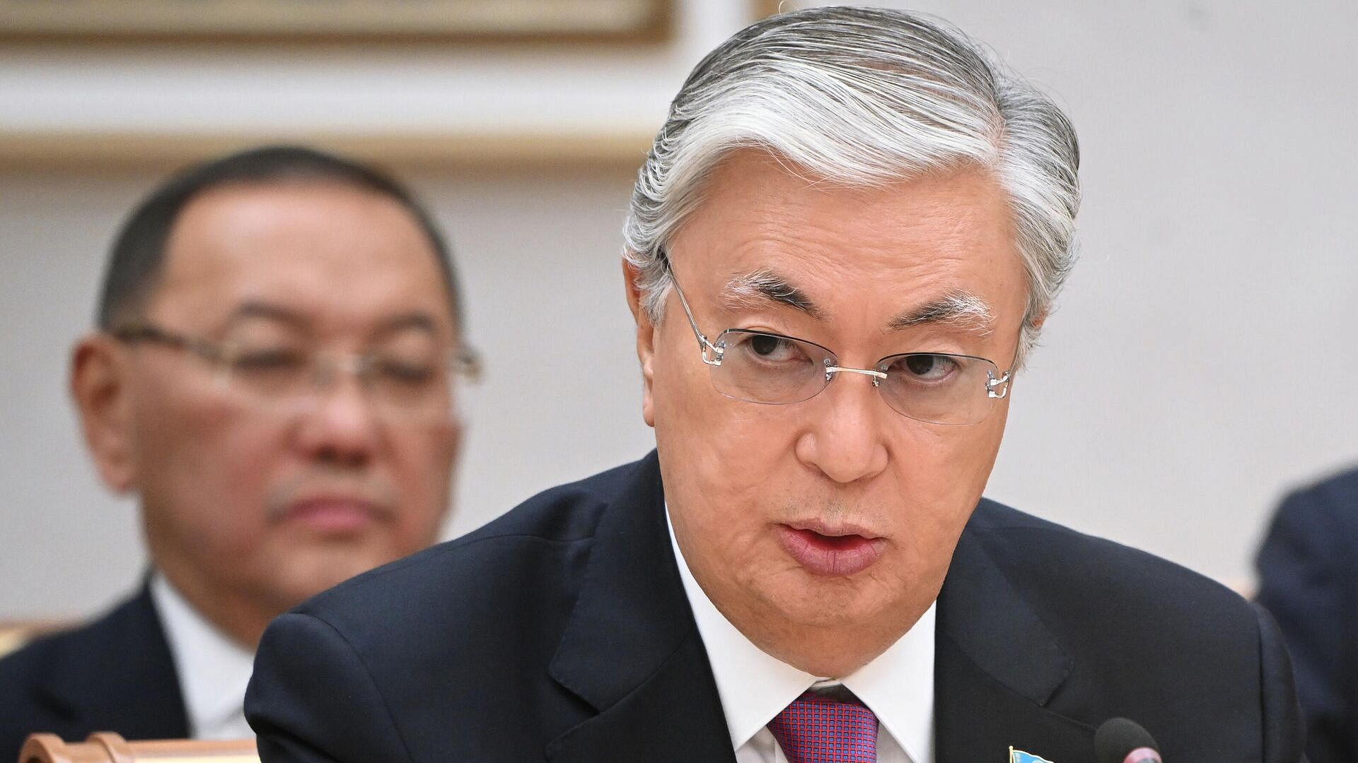 Токаев призвал активнее пользоваться транспортными коридорами Казахстана