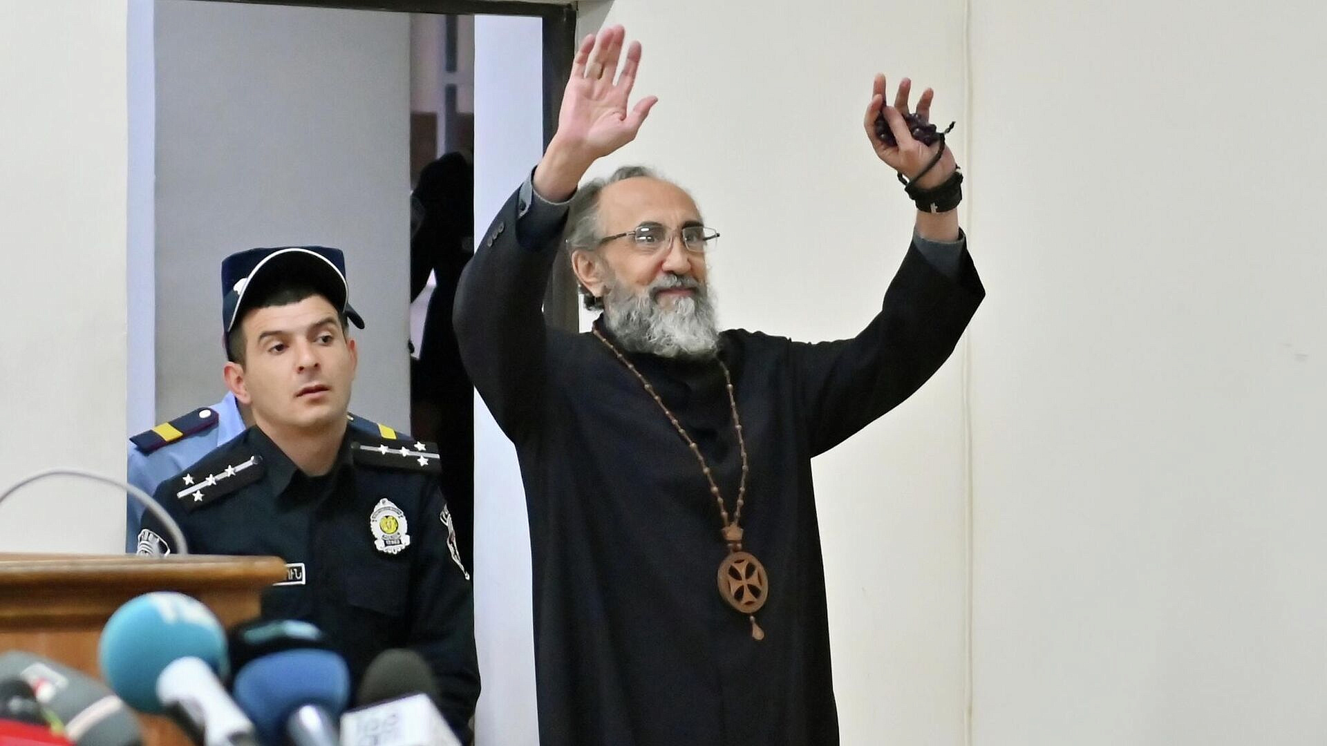 Суд в Армении освободил архиепископа Микаэла Аджапахяна