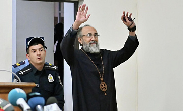 Суд в Армении освободил архиепископа Микаэла Аджапахяна