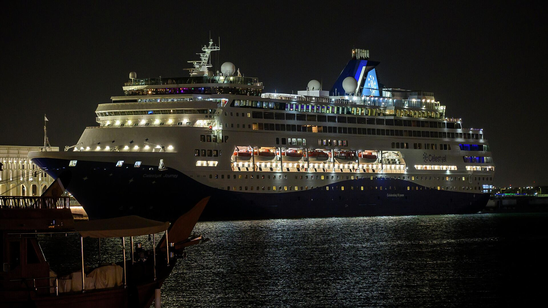 На круизном лайнере около Дохи остается 60 россиян, рассказала туристка