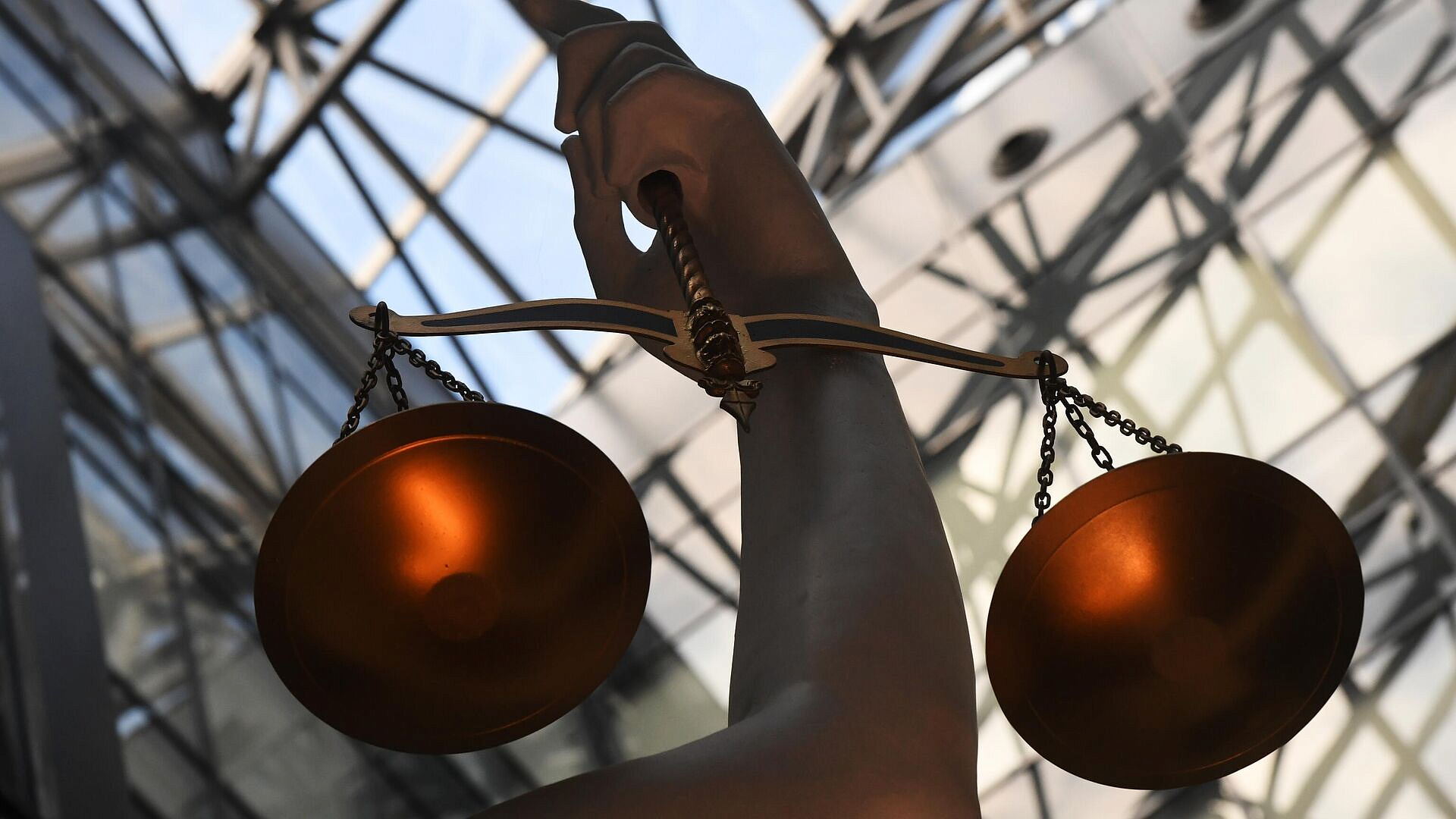 Подростков, избивших пенсионера, отправили под домашний арест