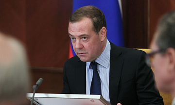 Медведев призвал выслать послов ЕС, отказавшихся от встречи с Лавровым