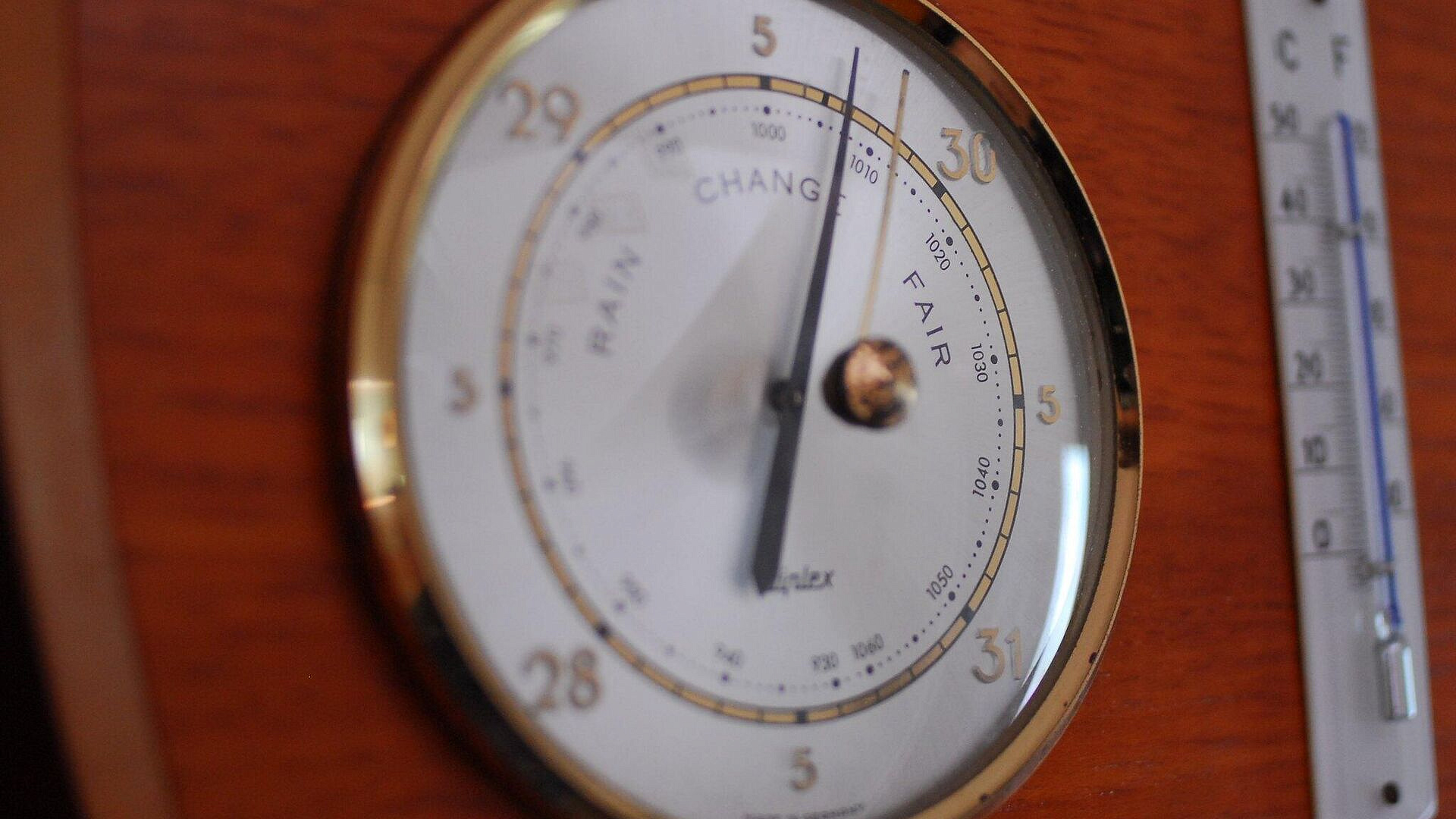 Москвичей предупредили о резком скачке атмосферного давления