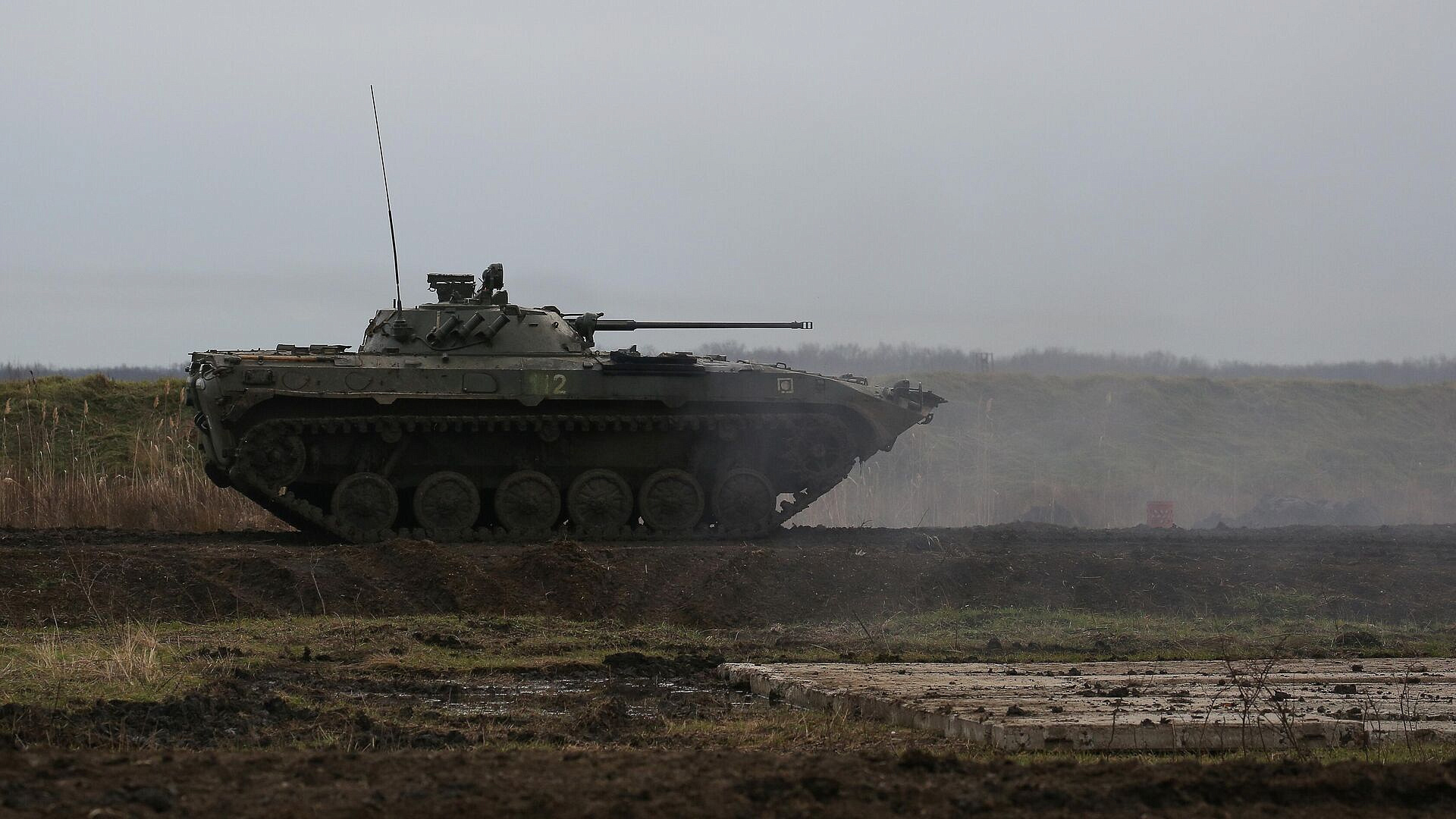 Ремонтники увеличивают защиту боевых машин пехоты от противотанковых мин