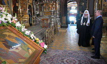 Путин пообщался с верующими, которые собрались в Троице-Сергиевой лавре