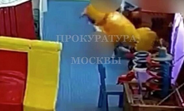 В московском ТЦ на ребенка упал игровой автомат
