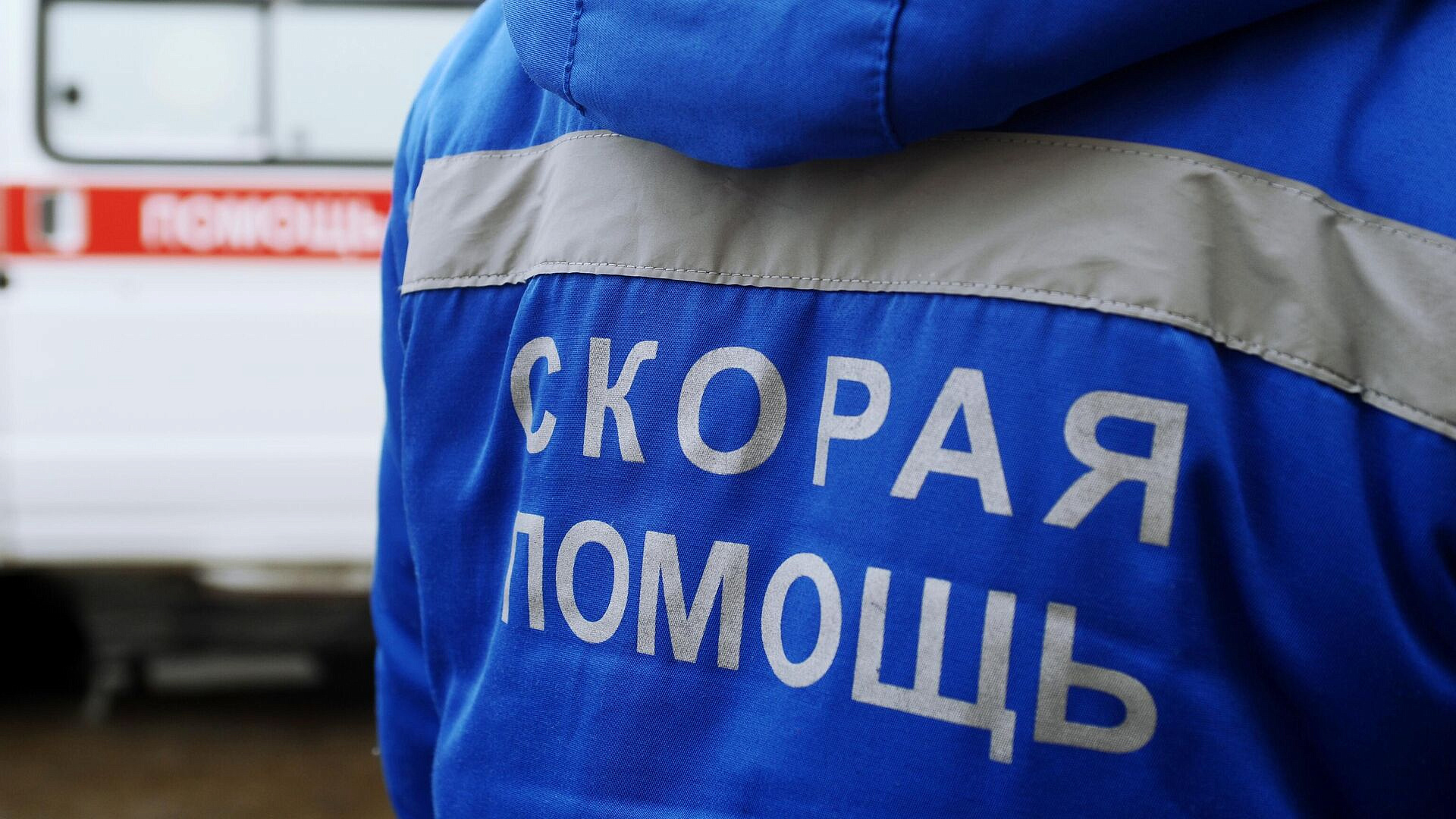 При столкновении грузовика и машины скорой помощи в ЕАО погиб человек