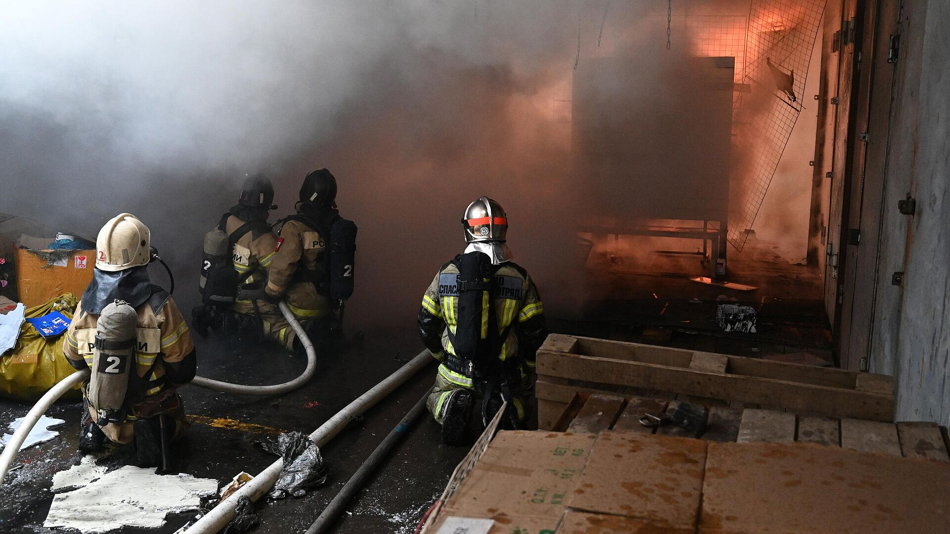 В Ростове-на-Дону вспыхнул пожар на складе с электрооборудованием