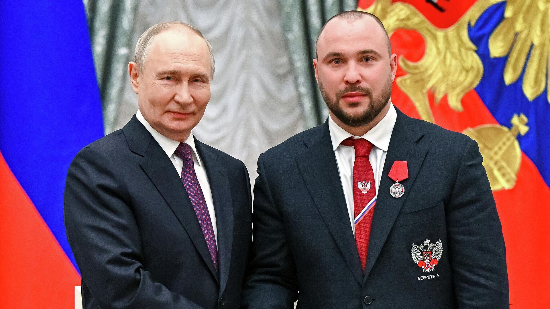 Путин отдал свой бокал шампанского генсекретарю Федерации бокса