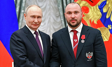 Путин отдал свой бокал шампанского генсекретарю Федерации бокса