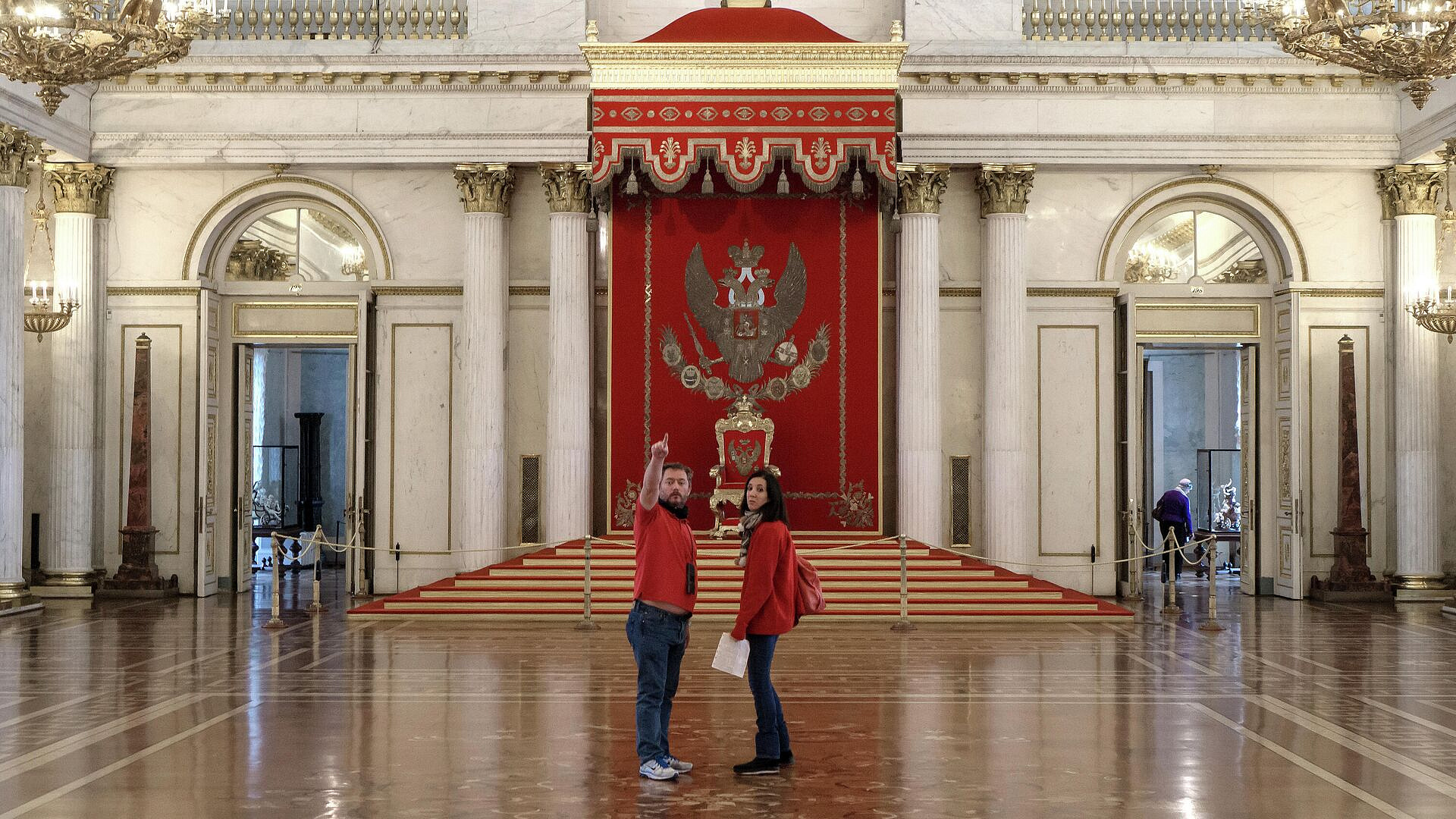 Посетителя Эрмитажа, севшего на трон, направили на медобследование
