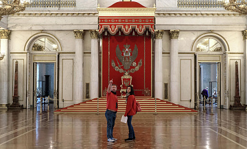 Посетителя Эрмитажа, севшего на трон, направили на медобследование