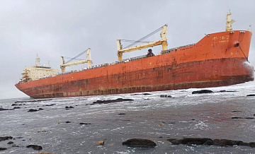 У севшего на мель на Сахалине китайского судна обнаружили две пробоины