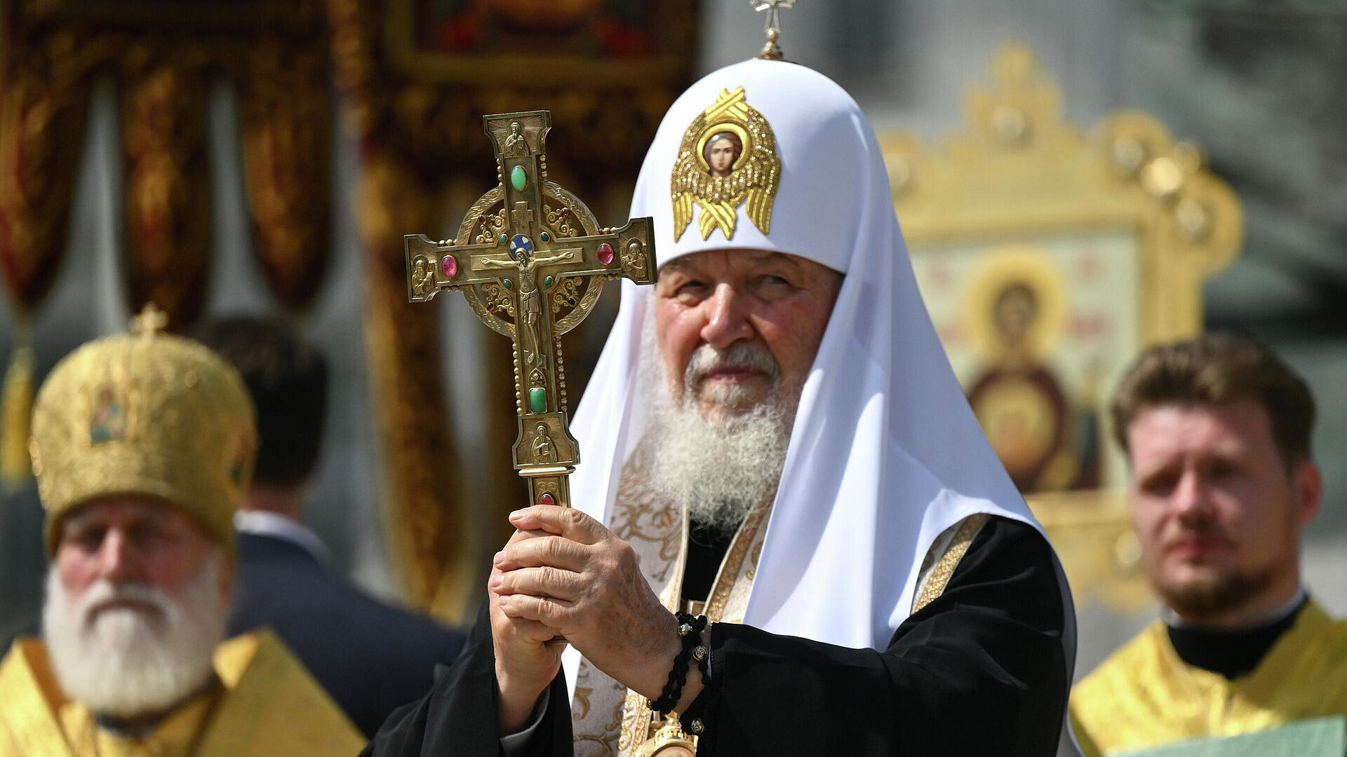 Патриарх Кирилл начал литургию в храме Христа Спасителя