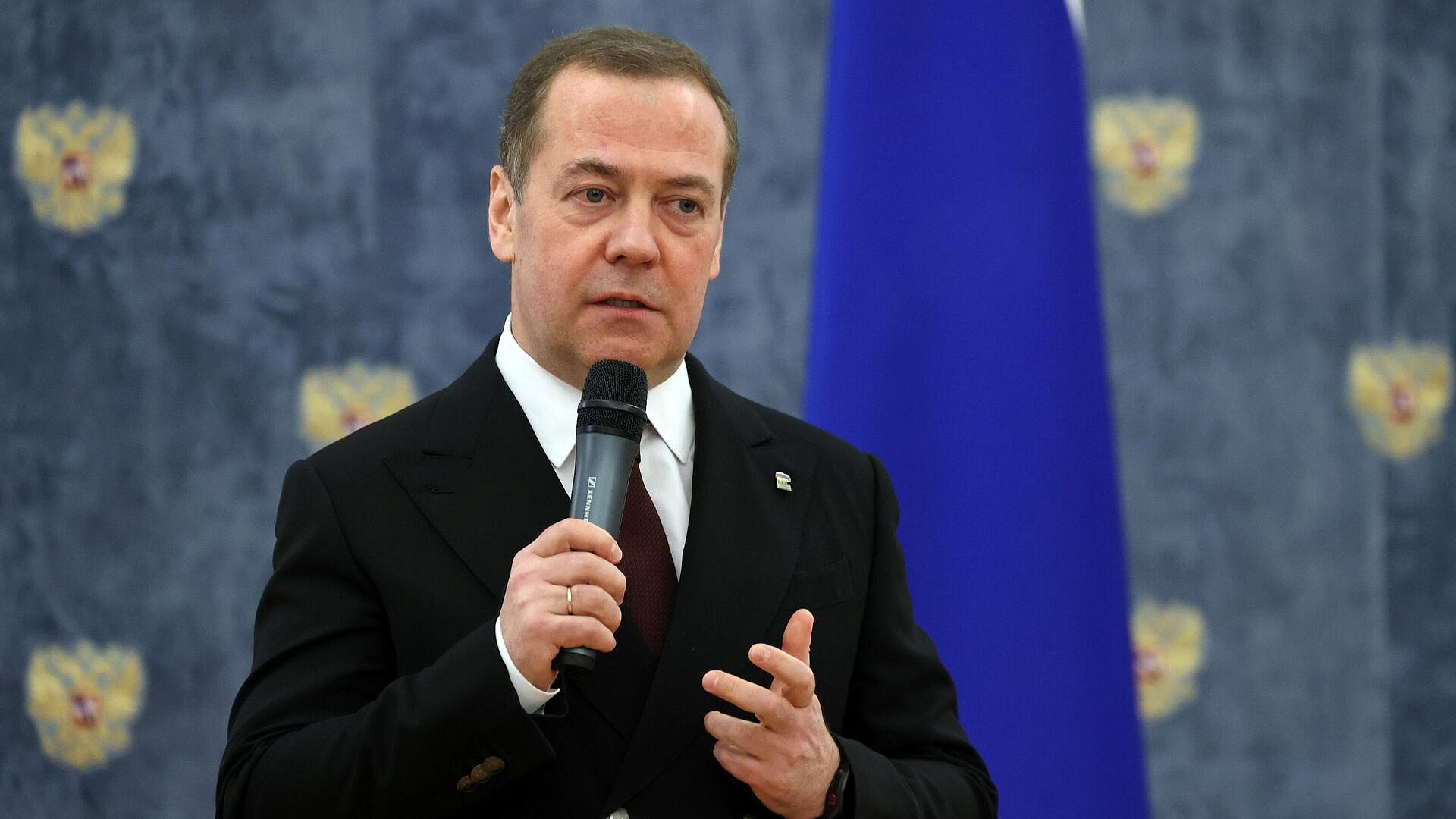 Медведев назвал русских и украинцев одним народом