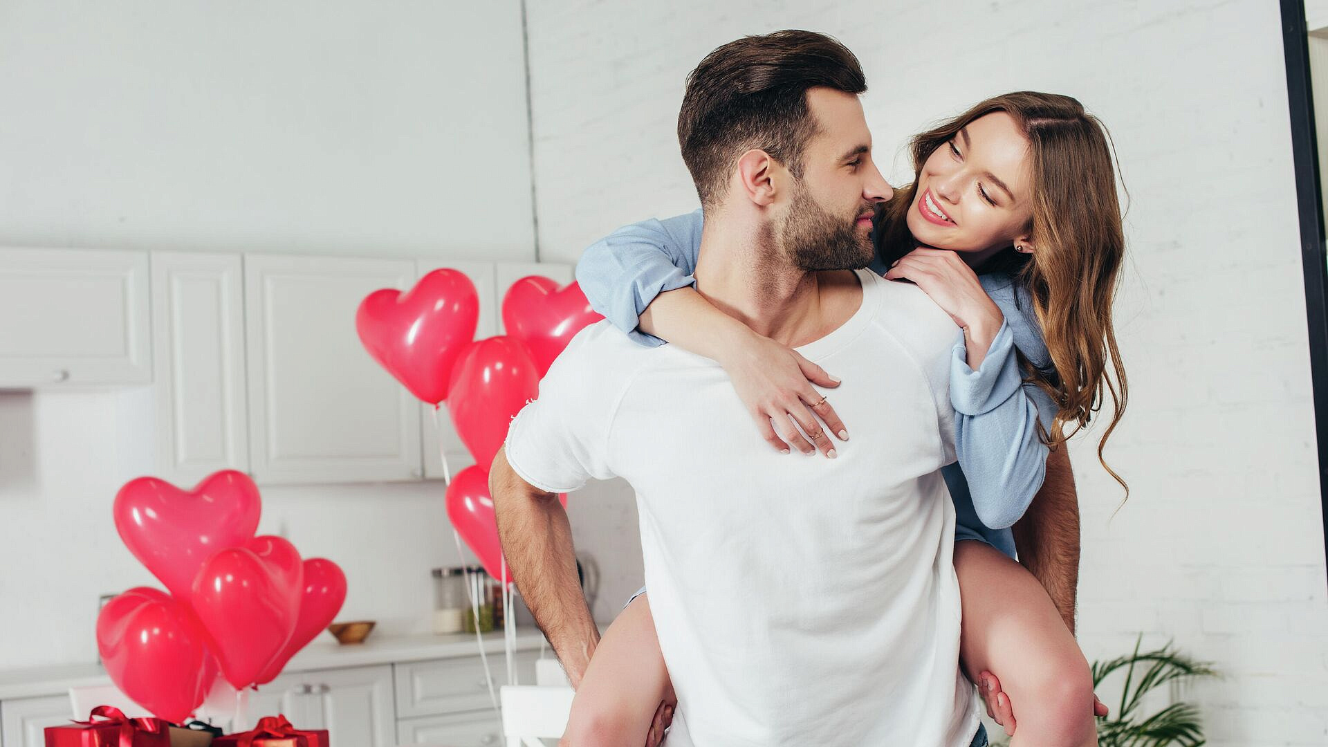 Опрос показал, что холостяки тратят больше девушек на подарки к 14 февраля