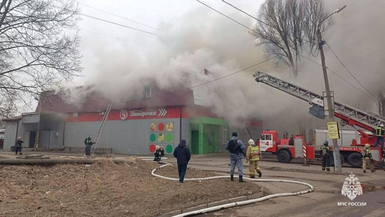 В Брянске загорелось торгово-офисное здание